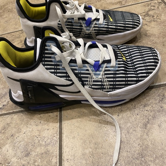 Men’s Nike Sneakers - Picture 2 of 3